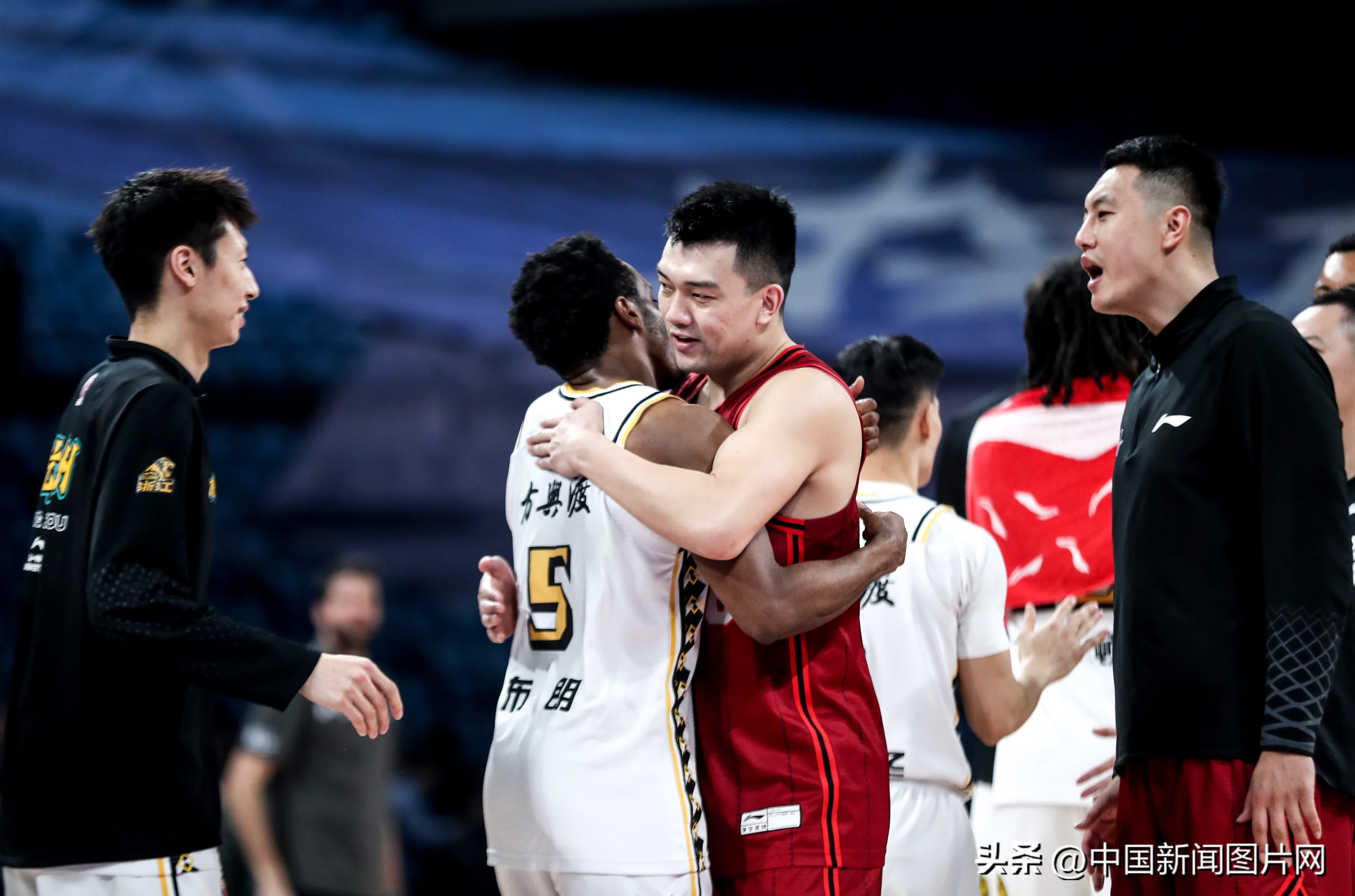 包含篮下争夺：北京抢篮板48个，攻守兼备！的词条